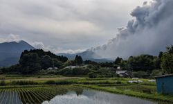 Japonya'daki yanardağı patladı