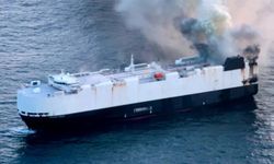 Kargo gemisi 3 binden fazla araç ile sulara gömüldü