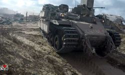 Kassam Tugayları, işgal araçlarını sıfır mesafeden patlatıp siyonist askerleri etkisiz hale getiriyor