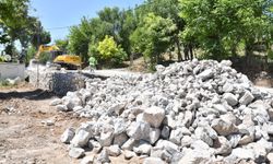 Malatya'da yol güvenliği için taş duvar çalışması yapıyor