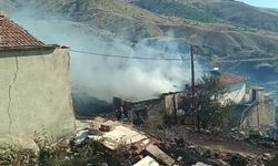 Örtü yangınında 2 ev küle döndü