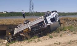 Şanlıurfa'da kamyonet şarampole devrildi: 1 kişi yaralandı
