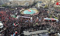 Tahran’da gözyaşı ve öfke: İran, 60 komutan ve bilim insanını uğurladı