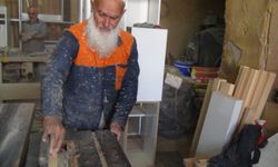 Yarım asırdan fazladır marangozluk mesleğini devam ettiriyor