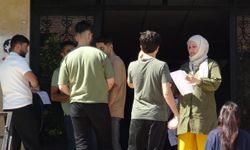 YKS'ye giren öğrenciler sınavda ter dökerken aileleri dışarıda onlara dua etti