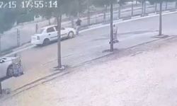 Diyarbakır'da karşıya geçmek isteyen yayaya otomobil çarptı: Kaza anı kamerada