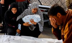 Gazze'de çocuklar acı içinde can veriyor