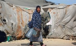 Gazze'de, kavurucu sıcaklar altındaki çadırlar cehenneme dönüşüyor