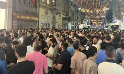 Halk, İslam düşmanı Leman dergisini protesto etti