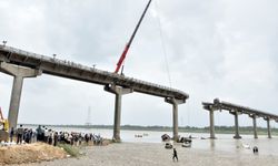 Hindistan'da çöken köprüde ölenlerin sayısı artıyor