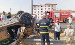 Kaza yapan otomobil ters döndü, 3 kişi yaralandı