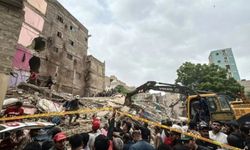 Pakistan'da bina çökmesi: 27 ölü