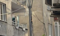 Sıcak havanın etkisiyle elektrik direği tutuştu, olası faciadan dönüldü