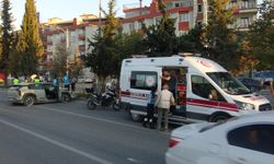 Sürücüsünün direksiyon kontrolünü kaybettiği otomobil bariyere çarptı: 3 yaralı