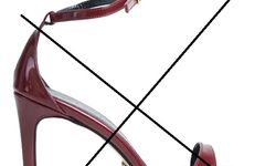 5 arabaya çarpan kadın sürücü topuklu ayakkabısını işaret etti