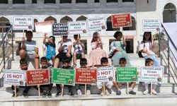 Büyük Gazze yürüyüşü için çocukların açtığı pankartlar dikkat çekiyor