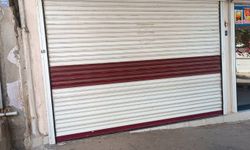 Elektrik kesilince dükkânda mahsur kaldı