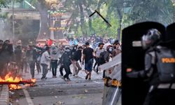 Endonezya'da protestolar şiddetlenerek artıyor