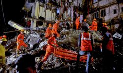 Hindistan'da 4 katlı bina çöktü: 17 ölü, 9 yaralı