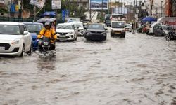 Hindistan'da aşırı yağışlar: 180'den fazla uçuş ertelendi