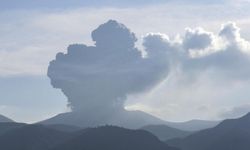 Japonya'da yanardağ patladı
