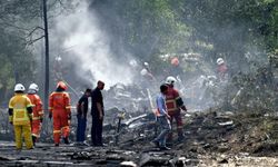 Malezya'da askeri uçak alev alarak düştü
