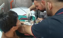 Parmağı sıkışan çocuğun yardımına itfaiye ekipleri yetişti