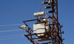 Şanlıurfa’da elektrik direğinde akıma kapılan kişi ağır yaralandı.