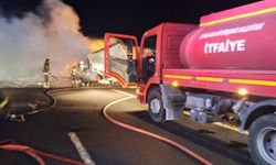 Şanlıurfa’da otoyolda motor yağı yüklü araç yandı