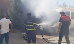 Siirt’te park halindeki minibüs alevlere teslim oldu