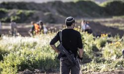 Siyonist çeteler Filistinlilerin arazi ve araçlarını ateşe verdi