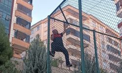 Teller arasında mahsur kalan yavru kedi itfaiye ekiplerince kurtarıldı