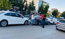 Traktör römorkundan düşen lastik trafiği birbirine kattı