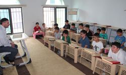 Yaz Kur'an kurslarına giden çocuklar: Camide hem öğreniyoruz hem eğleniyoruz