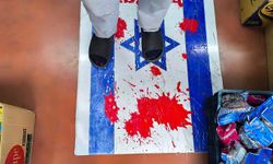 Adanalı esnaf, soykırıma tepki için dükkanında yerlere siyonist paçavrası serdi