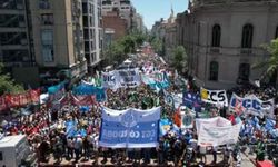 Arjantin'de on binler Milei'ye karşı sokağa çıktı