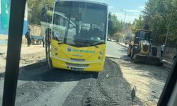Asfalt çalışması sırasında belediye otobüsü yolda mahsur kaldı