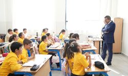 Bakan Tekin ortaokul öğrencilerine haber vermeden ziyaret gerçekleştirdi