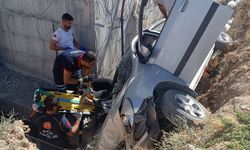 Direksiyon hakimiyetini kaybeden sürücü inşaat boşluğuna düştü