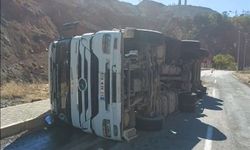 Elazığ’dan Diyarbakır’a giden tır devrildi: Sürücü yaralandı