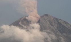Endonezya'daki Semeru yanardağı bir günde sekiz kez patladı