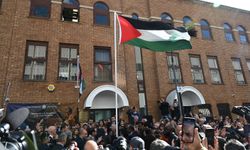 İngiltere'de elçilik binasına Filistin bayrağı çekildi