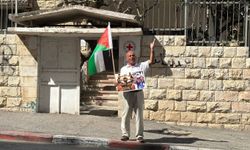 İşgal zindanlarındaki esirlere destek  için tek başına oturma eylemi