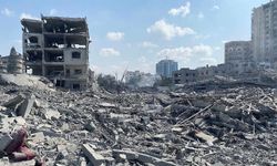 İşgalciler Şati kampını yoğun bombardımanla yıkarak Gazze şehrini yok etmeyi sürdürüyor