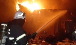 İstanbul İSTOÇ'taki yangın kontrol altına alınırken 17 dükkan zarar gördü