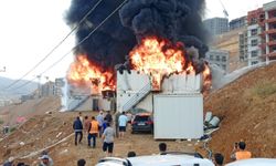 Kahramanmaraş'ta TOKİ şantiyesinde yangın: 400 kişilik işçi yatağı küle döndü