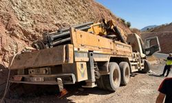 Kayalıklara çarpan araçta iki kişi yaralandı