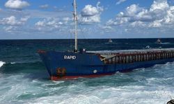 Kocaeli’de alçı yüklü gemi karaya oturdu