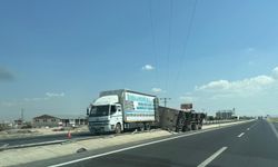 Konya-Aksaray yolunda kamyon devrildi: Sürücü ağır yaralandı
