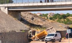 Lastiği patlayan hafriyat kamyonu istinat duvarına çarptı: 1 ölü 